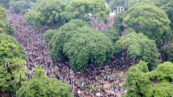 স্লোগানে উত্তাল শহীদ মিনার এলাকা, হাজারো মানুষের ঢল