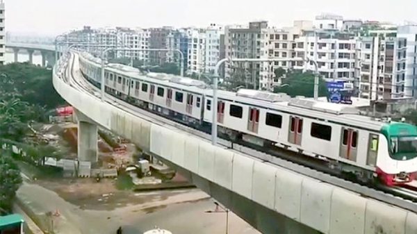 বর্ষবরণের রাতে মেট্রোরেলের লাইনে পড়েছিল ৯ ফানুস